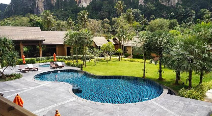 Image of Family Room with Pool and Mountain View 4