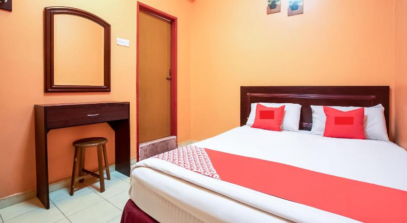 a bedroom with a bed and a dresser, Ipoh Times Inn Hotel in Ipoh