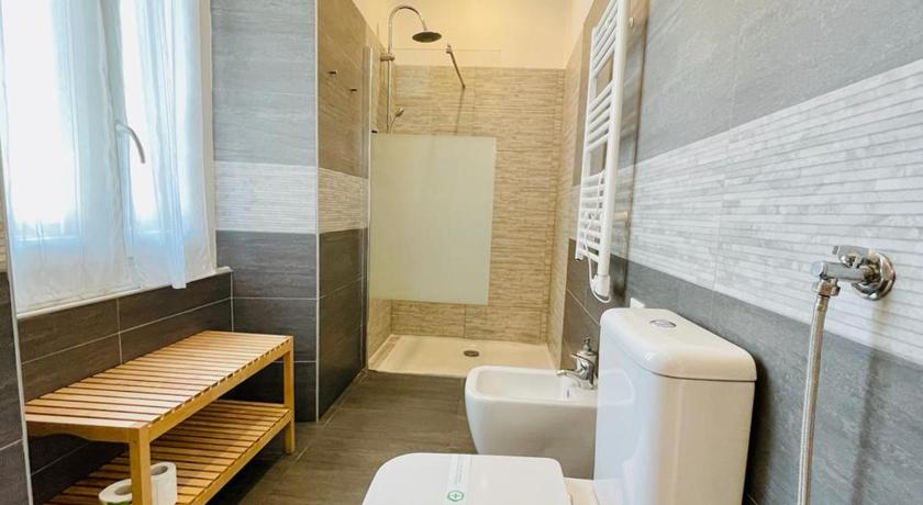 a bathroom with a toilet, sink and tub, Appunti Di Viaggio Guesthouse in La Spezia