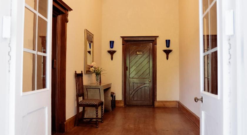 Karnak House NG photo
