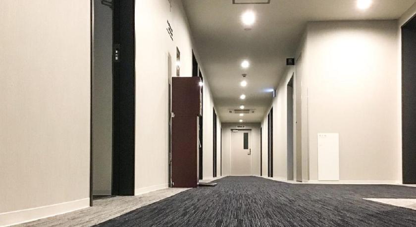 a hallway with a door leading into a room, Hotel Livemax Chiba Minato-ekimae in Chiba