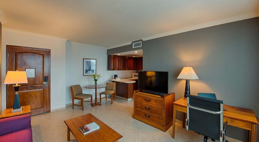 One-Bedroom King Suite with Balcony 2 attēls 1