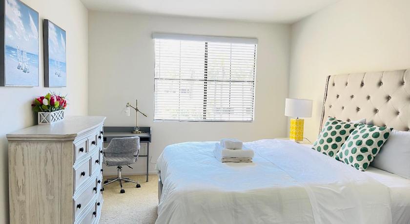 Irvine/2Bedrooms/2Bathrooms/kitchen/Pool/apartment photo