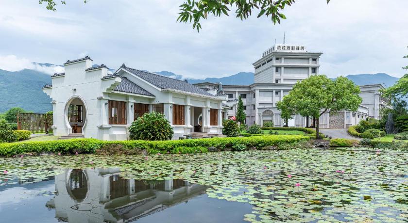 a large stone building with a fountain in front of it, HUALIEN TOONG MAO RESORT in Hualien