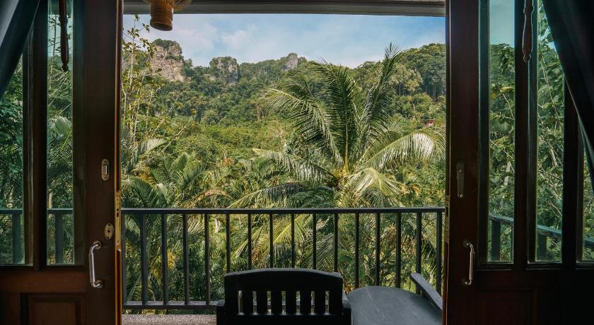 Image of Family Room with Side Sea View 11