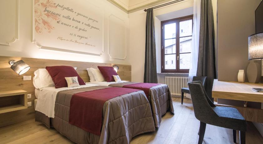 Фото: Double  or Twin Room with Square View 0
