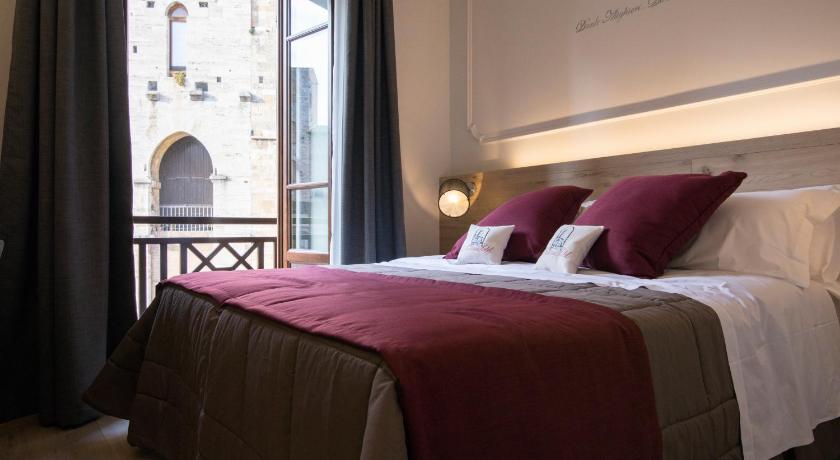 Фото: Double or Twin Room with Balcony Square View 0