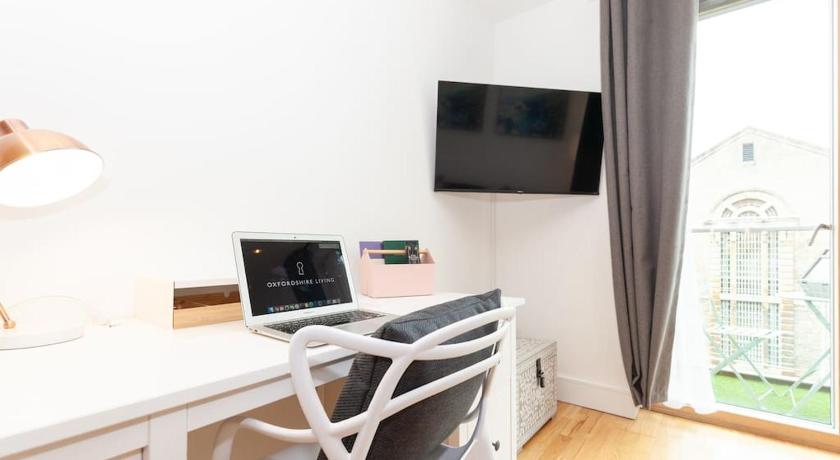 Oxfordshire Living - The Tolkien Apartment - Oxford photo
