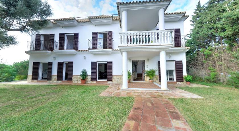 Apartamentos Costa Trafalgar — Hotel in Zahora