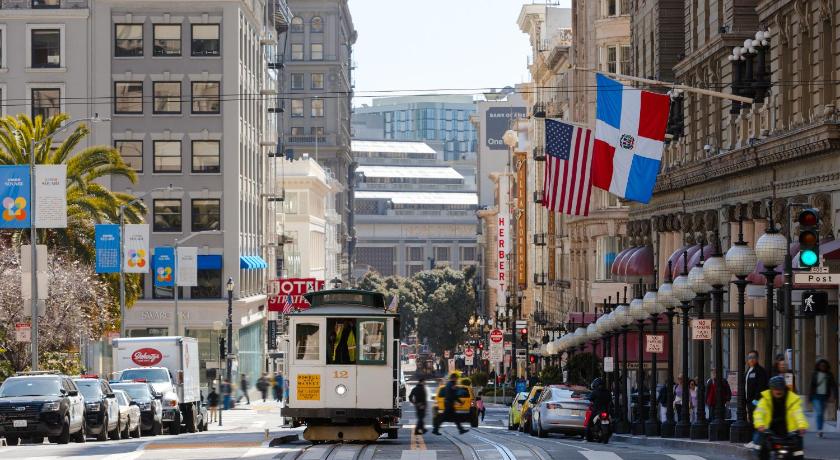 a city street filled with cars and buses, Sonder at Found Union Square in San Francisco (CA)