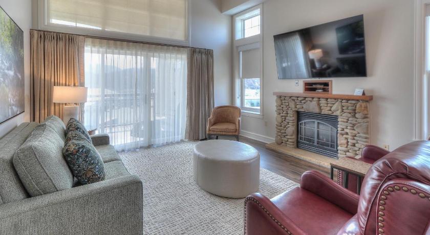 Image of Penthouse Two Bedroom Riverview Condo - One King, Two Queens 0