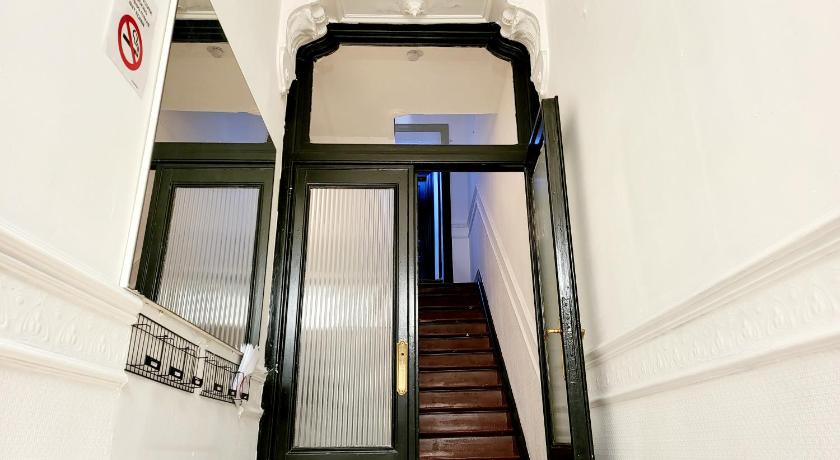 Private Room in center of Charleroi photo