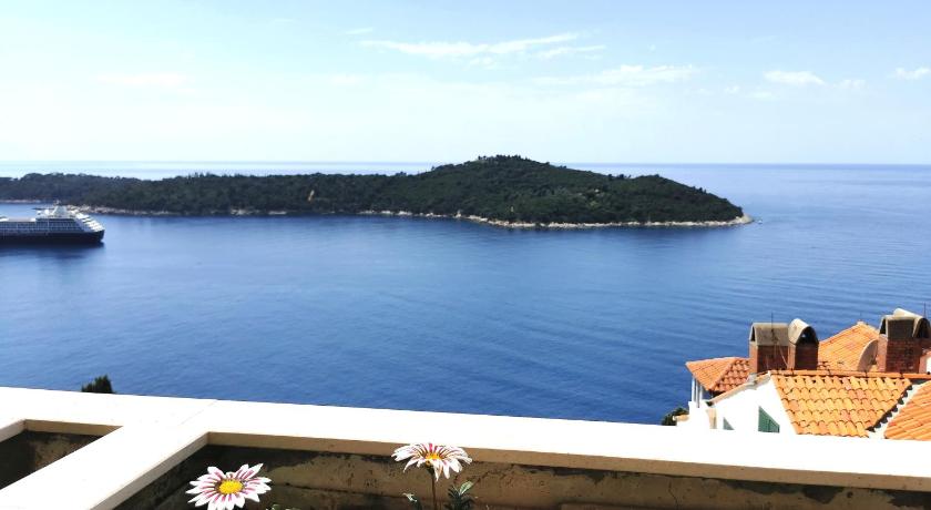 Apartment Zlatni Potok - View of the Old Town & 15 Minute Walk to the Center photo