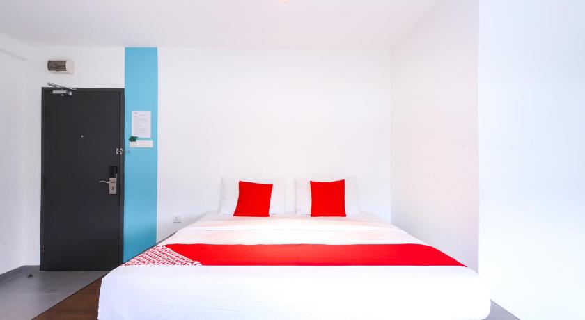 a red and white bed sitting on top of a wooden table, Super OYO 246 Link Inn in Johor Bahru