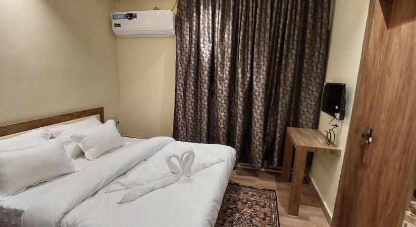 DREAM HOTEL - image 44