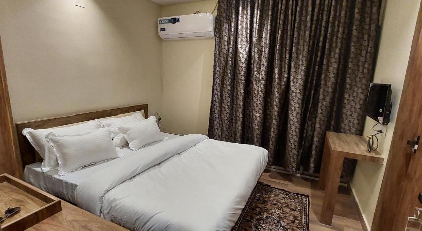 DREAM HOTEL - image 43