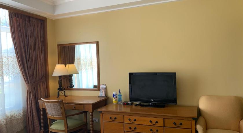 Privately-owned Superior Room with Garden View at The Manor Hotel Camp John Hay photo