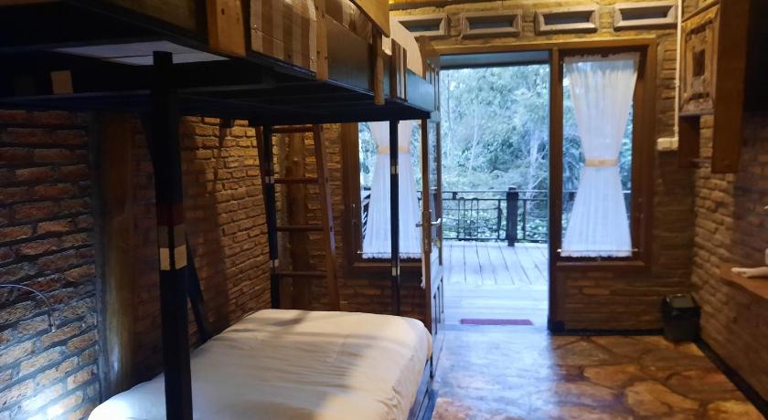 The Boat Homestay and Spa photo