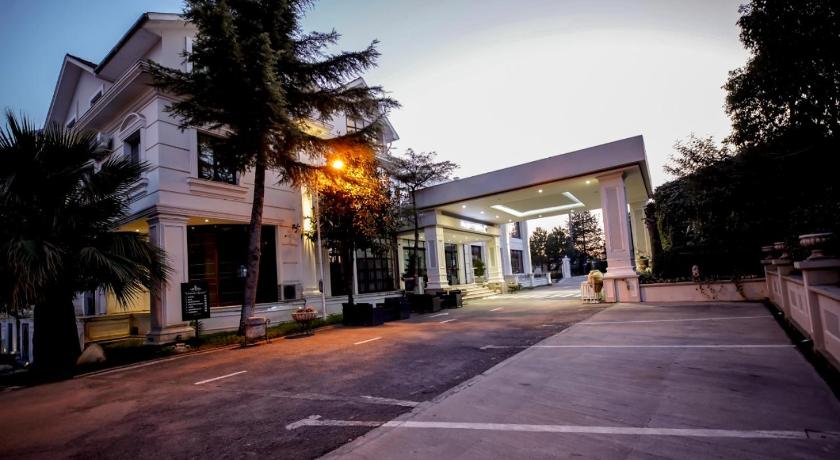 Univers Resort — Hotel in Elbasan