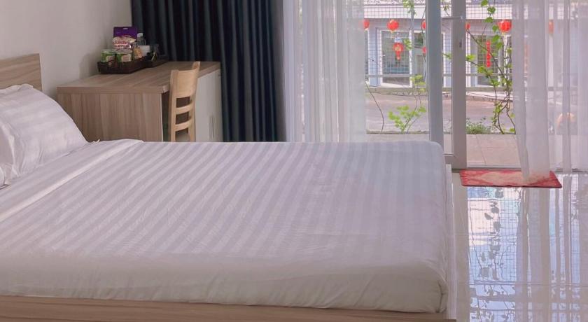a hotel room with a bed and a window, Homestay Tulip Garden Bao Loc in Da Breline