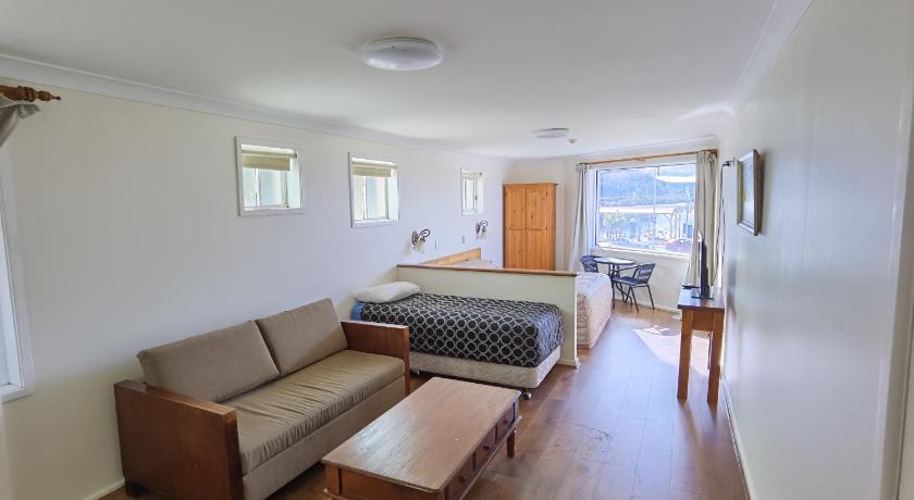 Watersedge Motel — Hotel in Central Coast