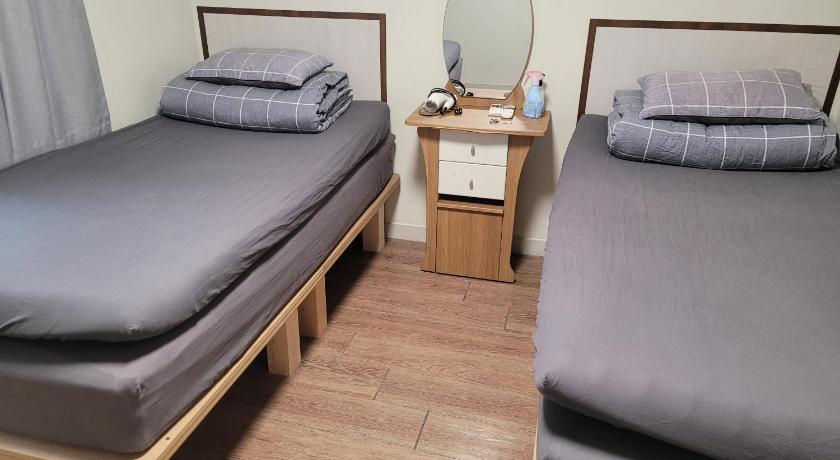 Image of Twin Room with Private Bathroom 5