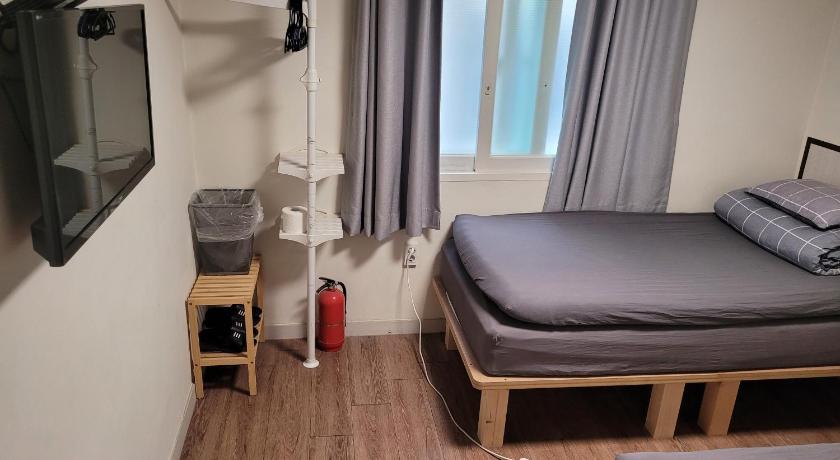 Image of Twin Room with Private Bathroom 1