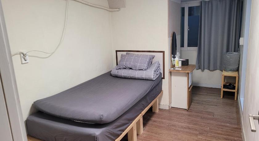 Image of Single Room With Private Bathroom 1