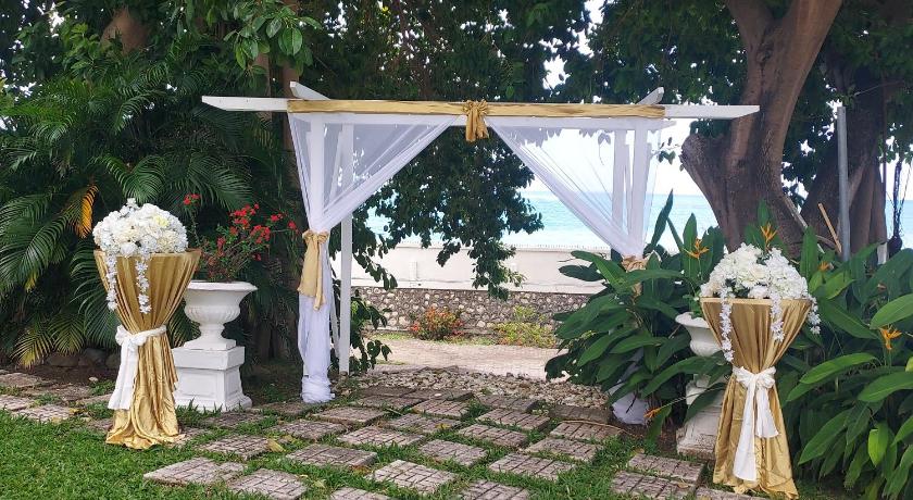 Whispering Bamboo Cove Resort — Hotel in Belfast