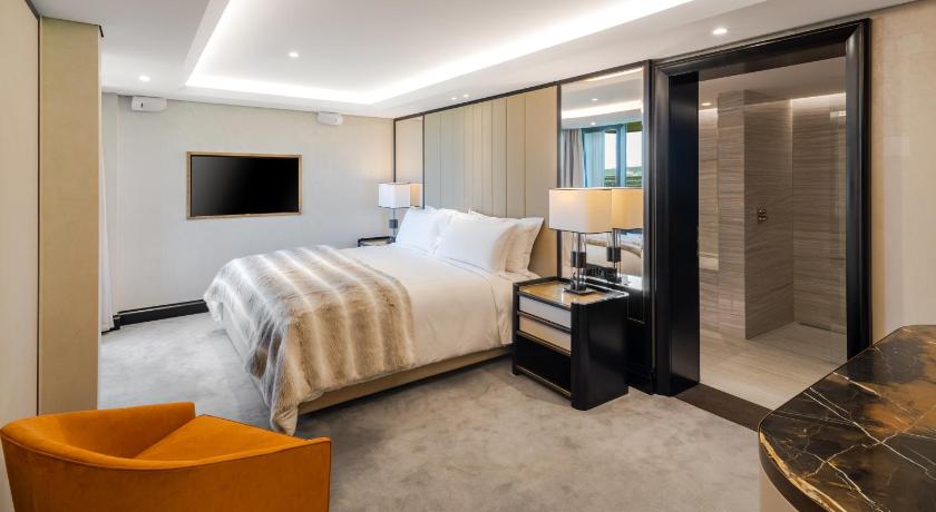 Image of Master Suite w/Balcony 0