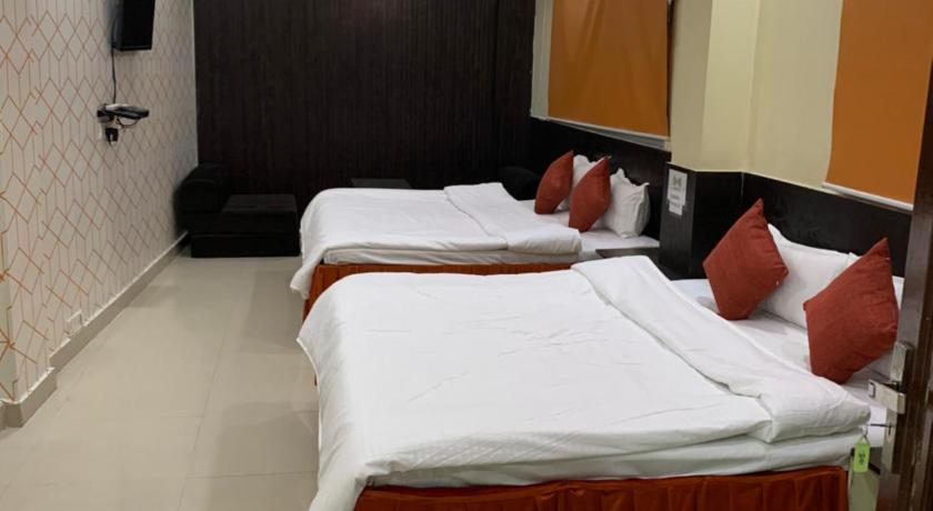 a hotel room with two beds and two lamps, Backpackers Nest in Amritsar