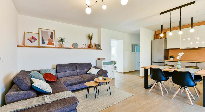 Apartment Aura