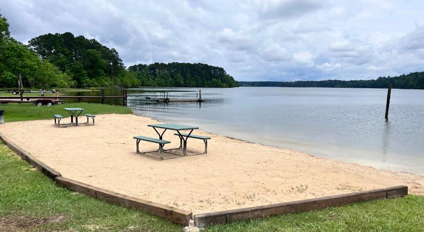 Sandy Boat Ramp Alpine Motel room,Wifi,Sandy Beach,Boat Ramp,Pier and Marina,Bath House ...