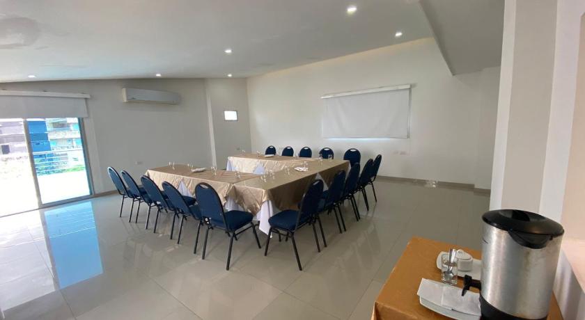 a room with a table, chairs, and a table cloth, Hotel Oxford Barranquilla in Barranquilla