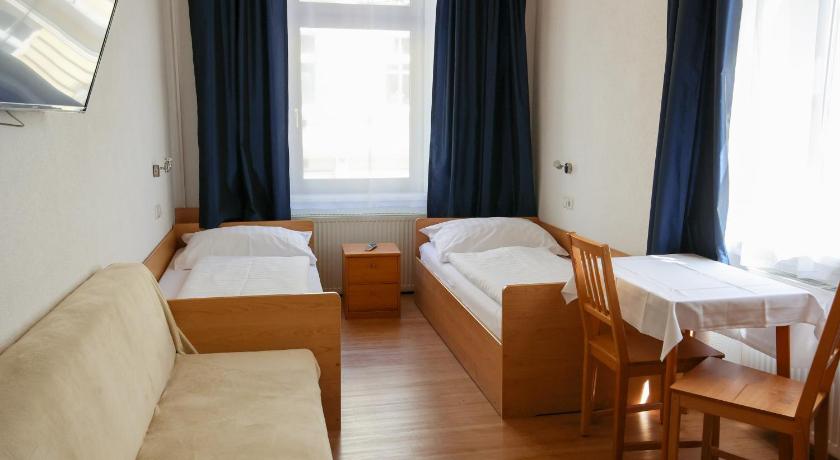 Image of Twin Room with Shared Toilet 6