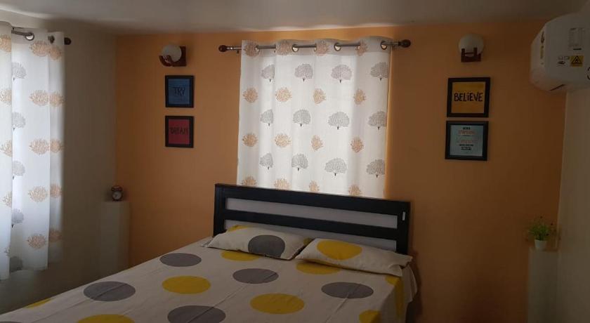 The Attic -Air Conditioner Rs 250 Additional — Hotel in Guwahati
