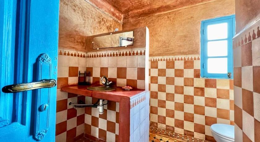 a bathroom with a toilet, sink, and tub, Dar karam in Essaouira
