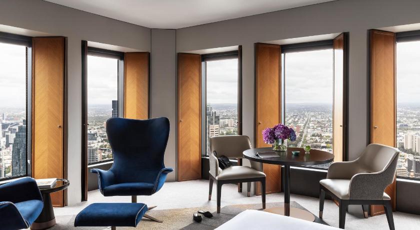 Image of Luxury Corner Room, 1 King Bed, City Or Bay Views 3
