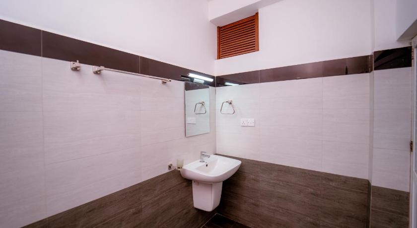 Liyonaa Beach Hotel - image 32