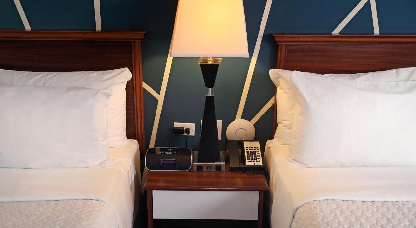Standard Queen Room with Two Queen Beds and Balcony attēls 5