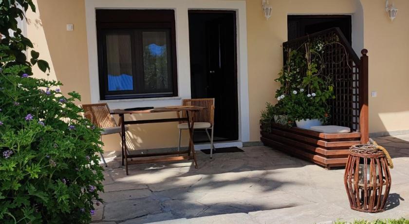 Mina's House Beachfront Apartments photo