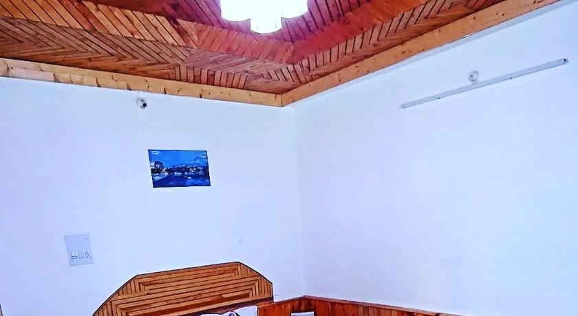 Alpine Homestay at Gadagusain photo