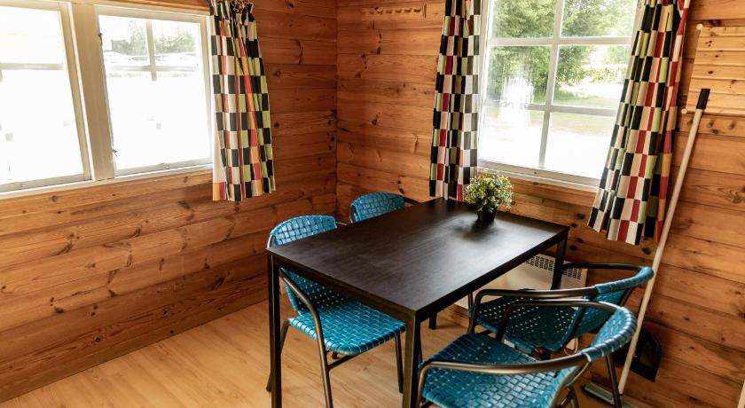 Image of Large Cottage with Shared Bathroom (4 Adults) 6