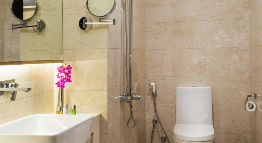 a bathroom with a sink, toilet, and shower stall, Boudl Al Sahafa Hotel in Riyadh