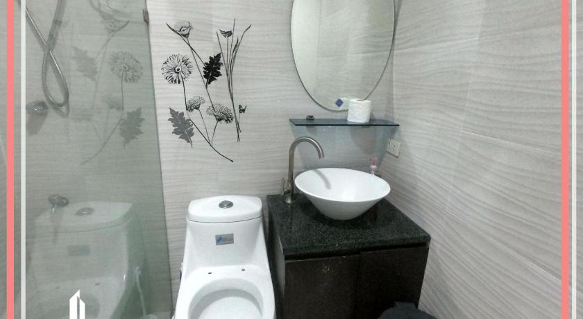 Chic 2BR Loft Unit FREE WIFI & NETFLIX photo