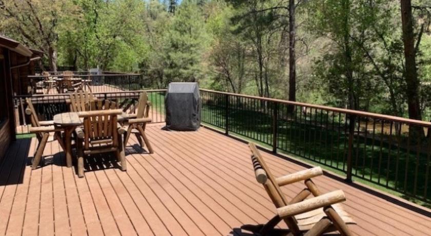 a patio area with wooden benches and wooden tables, Kohl's Ranch Lodge in Payson (AZ)