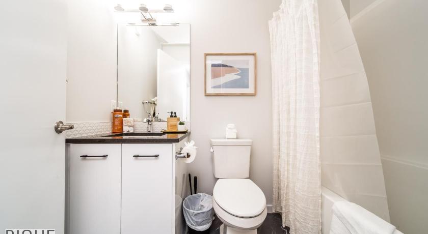 Elegant 4 BDRM Ravine Home I w King Bed I Fireplace I Foosball & Fast WiFi! photo