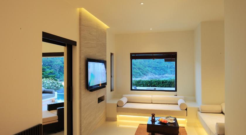 Image of Grand Pool Suite with Partial Seaview 12