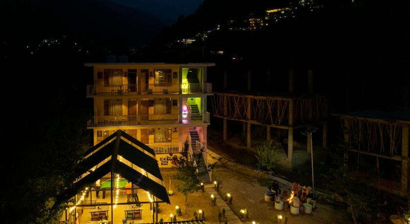 Whoopers Hostel Manali – Manali, PA