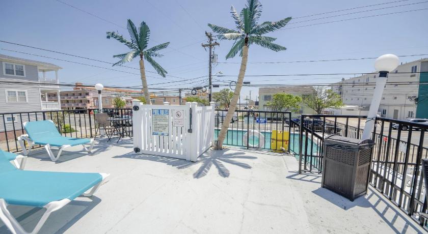 Surfcomber Motel photo
